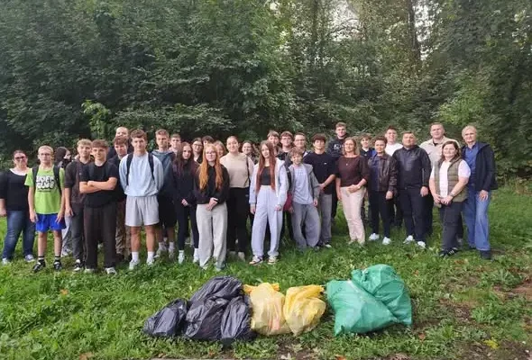Dynów: uczniowie ZSZ posprzątali brzegi Dynówki w ramach 33. Akcji Sprzątanie Świata
