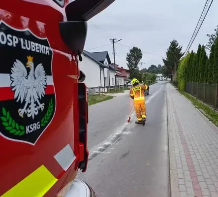 Lubenia: plama substancji ropopochodnej na jezdni. Interweniowała OSP KSRG Lubenia