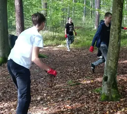 Młodzież z Sokołowa porządkowała miejsce pamięci w Turzy przed mszą polową