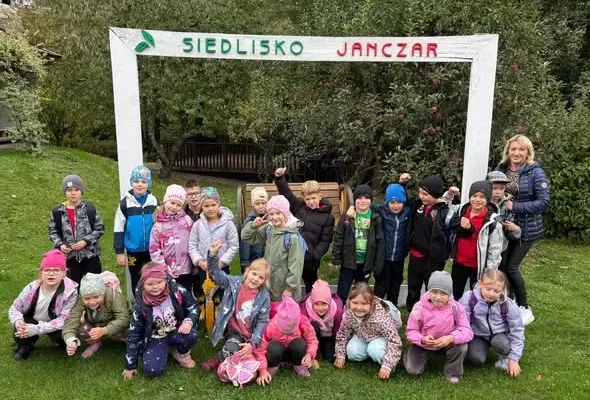 Pierwszaki z Boguchwały na wycieczce w Siedlisku Janczar w Pstrągowej