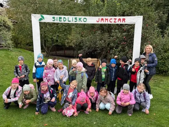 Pierwszaki z Boguchwały na wycieczce w Siedlisku Janczar w Pstrągowej