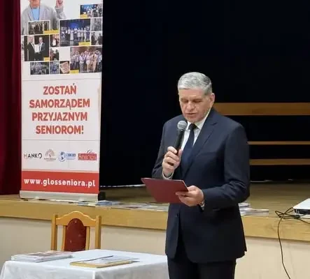 Dynowscy seniorzy zyskali nową kartę i certyfikat – ruszył program „Gmina Przyjazna Seniorom”