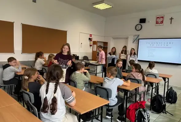 Dzień Języków Obcych w szkole. Uczennice klasy 7 b poprowadziły zajęcia dla najmłodszych