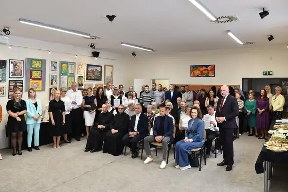 Wernisaż „Skrzydła i ślady rąk” w Sokołowie Małopolskim – twórczość uczestników ŚDS
