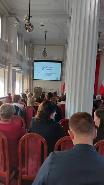Umowa podpisana – seniorzy z gminy Tyczyn pojadą do Muzeum Piłsudskiego i Sejmu