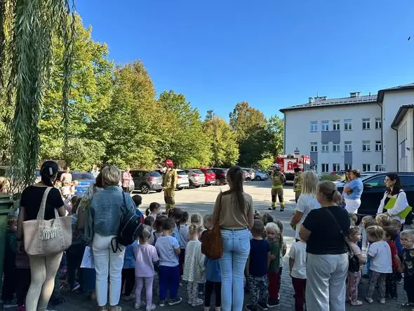 Próbna ewakuacja w przedszkolu w Głogowie Małopolskim pod okiem OSP
