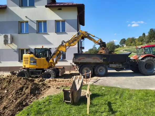 Rusza rozbudowa remizy OSP w Szklarach – pierwsze prace ziemne