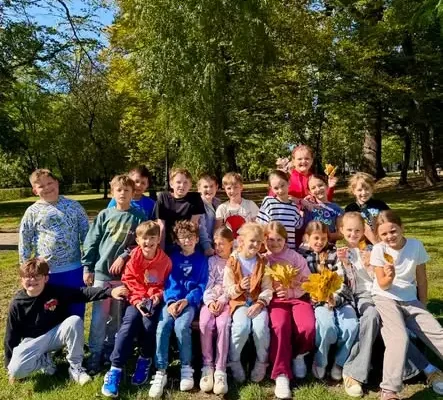 Jesienna lekcja przyrody w parku – uczniowie klasy 3a z PSP nr 1 w Dynowie odkrywali przyrodę