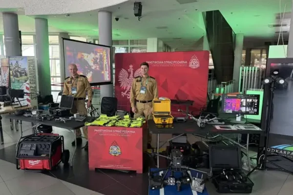 Strażacy z Przeworska pokazują drony ratownicze na Drone Summit 2026