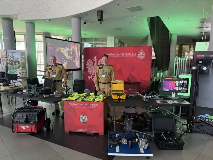 Strażacy z Przeworska pokazują drony ratownicze na Drone Summit 2026