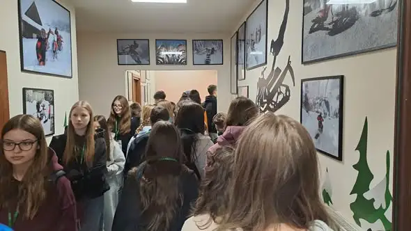 Uczniowie klas ósmych zwiedzili zakład produkcyjny Greinplast