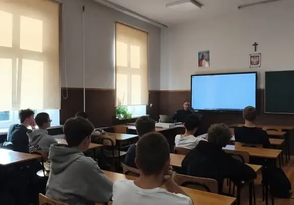 Sokołów Młp.: policjant uczył uczniów, jak reagować na przemoc rówieśniczą