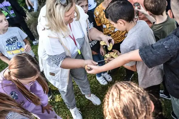 Jesienna wyprawa klas trzecich – ognisko, grzyby i wspólna zabawa