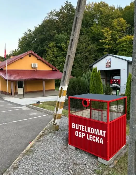 Butelkomat w OSP Lecka – wrzuć butelkę i wesprzyj strażaków