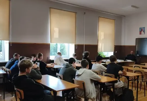 Sokołów Młp.: policjant uczył uczniów, jak przeciwdziałać przemocy rówieśniczej