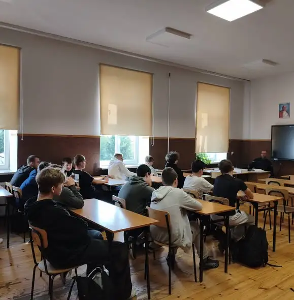 Sokołów Młp.: policjant uczył uczniów, jak przeciwdziałać przemocy rówieśniczej