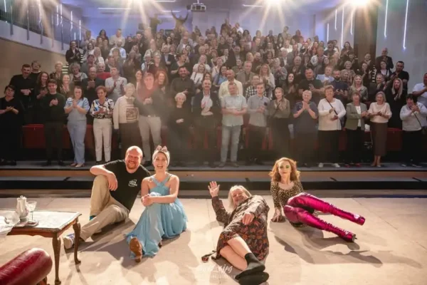 Teatr Rawa rozbawił publiczność spektaklem „Będzie Pani zadowolona!”