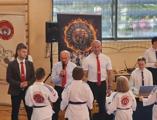 Turniej karate w Tyczynie z burmistrzem w roli sędziego