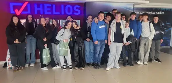 Uczniowie z Dynowa na lekcji bankowości w Rzeszowie i seansie filmowym