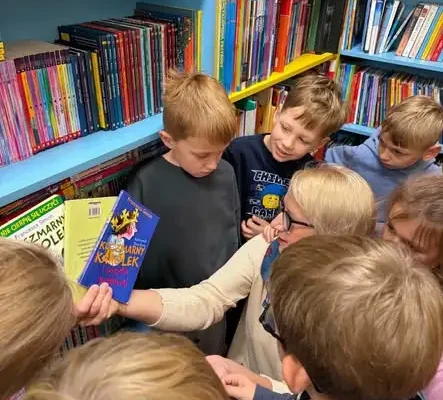 Jesienna przygoda z książką – uczniowie klasy 1A odkrywali tajemnice biblioteki w Dynowie