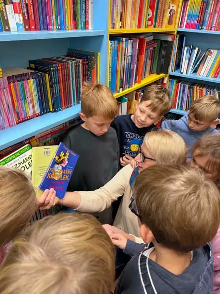 Jesienna przygoda z książką – uczniowie klasy 1A odkrywali tajemnice biblioteki w Dynowie