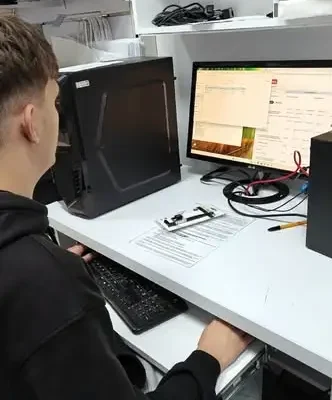 Wakacyjne staże zawodowe uczniów ZSZ w Dynowie – 20 osób zdobyło doświadczenie