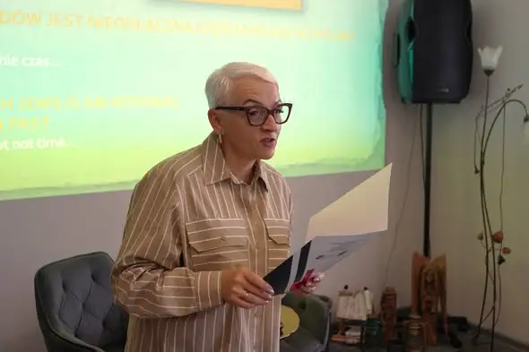 Spacer po Błażowej śladami żydowskiej historii — relacja z wizyty gości z Forum for Dialogue