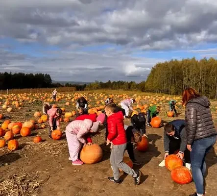 Klasy 3 ze Świlczy na wycieczce w Edukacyjnej Zagrodzie „Szmer” w Godowej