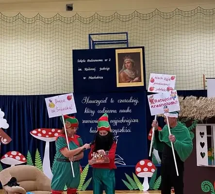 Dzień Nauczyciela w Niechobrzu: nauczyciele na scenie, uczniowie wdzięczni