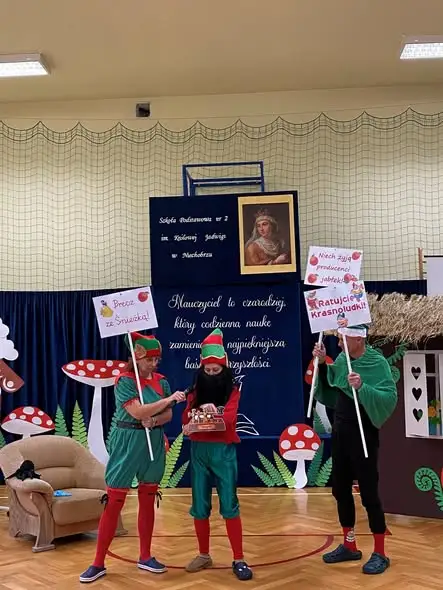 Dzień Nauczyciela w Niechobrzu: nauczyciele na scenie, uczniowie wdzięczni