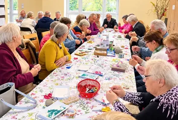 Seniorzy z Gminy Hyżne tworzą niepowtarzalne drzewka szczęścia