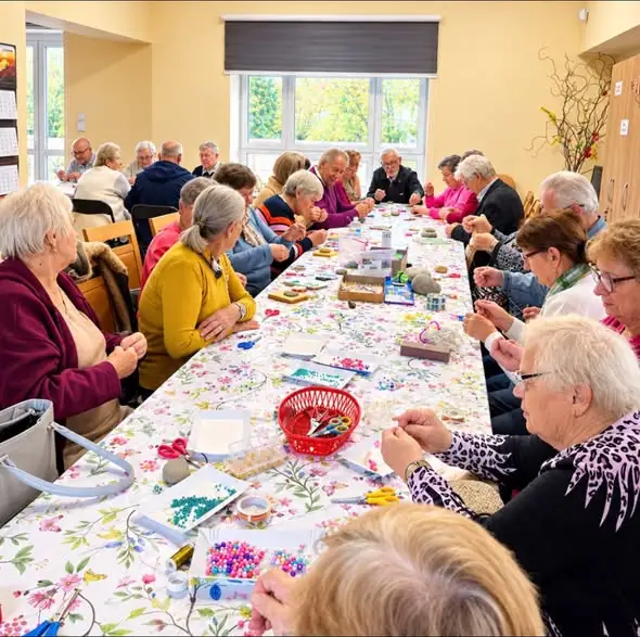 Seniorzy z Gminy Hyżne tworzą niepowtarzalne drzewka szczęścia