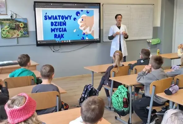 Światowy Dzień Mycia Rąk w klasie 1d – higienistka uczy prawidłowej higieny