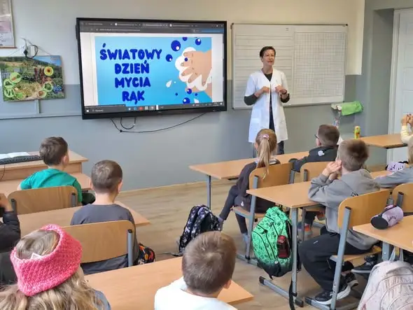 Światowy Dzień Mycia Rąk w klasie 1d – higienistka uczy prawidłowej higieny