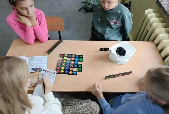 Planszówki bez ekranów – uczniowie z Trzebowniska uczą się przez zabawę