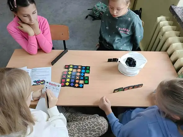 Planszówki bez ekranów – uczniowie z Trzebowniska uczą się przez zabawę