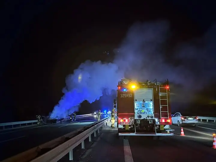 Pożar mercedesa na DK97 – interweniowały zastępy OSP Rzeszów-Załęże