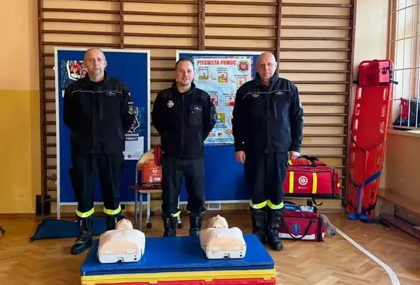 Strażacy z OSP Rzeszów-Matysówka uczyli uczniów SP 34 ratować życie