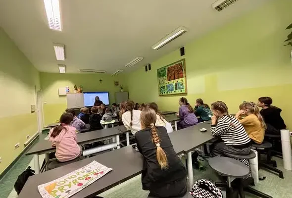 Lekcja o przemocy rówieśniczej w klasie 4c – spotkanie z psycholog Anną Jagusztyn