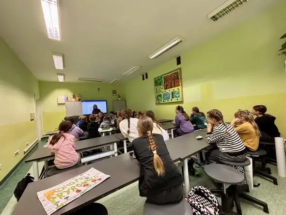 Lekcja o przemocy rówieśniczej w klasie 4c – spotkanie z psycholog Anną Jagusztyn
