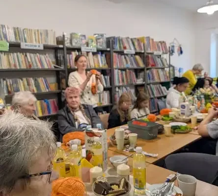 Międzypokoleniowe warsztaty rękodzieła w bibliotece w Hermanowej