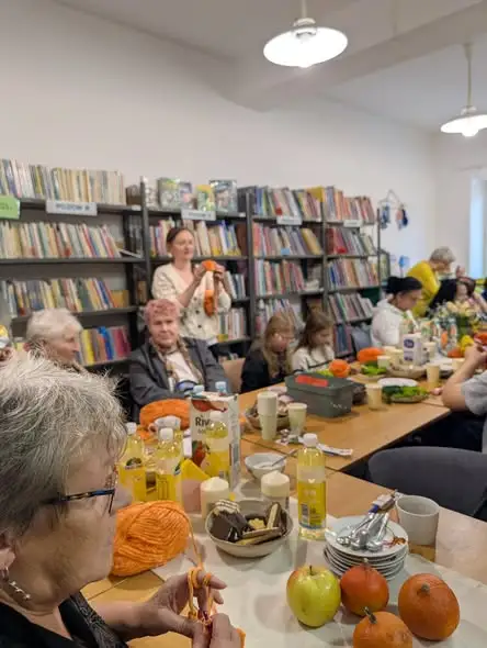 Międzypokoleniowe warsztaty rękodzieła w bibliotece w Hermanowej