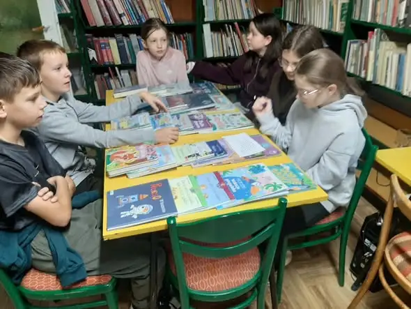 Ortograficzne wyjątki w praktyce – lekcja w bibliotece w Błażowej