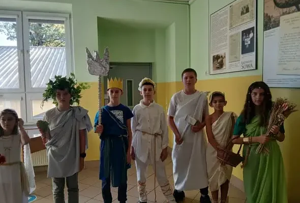 Uczniowie klasy 5b wcielili się w greckich bogów na lekcji historii