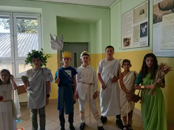 Uczniowie klasy 5b wcielili się w greckich bogów na lekcji historii
