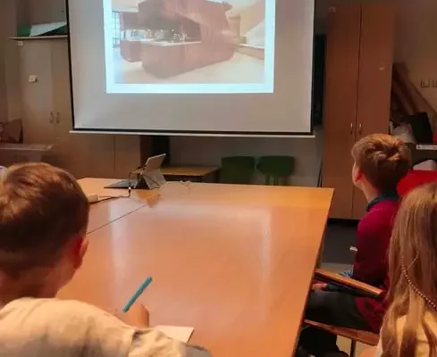 Szkoła Szpitalna: architektura i kreatywność w praktyce