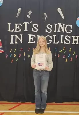 Nina Kulanica z SP Boguchwała wygrywa konkurs piosenki angielskiej „Let’s Sing Together”