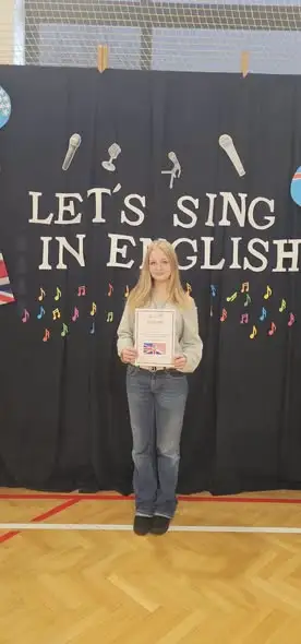 Nina Kulanica z SP Boguchwała wygrywa konkurs piosenki angielskiej „Let’s Sing Together”