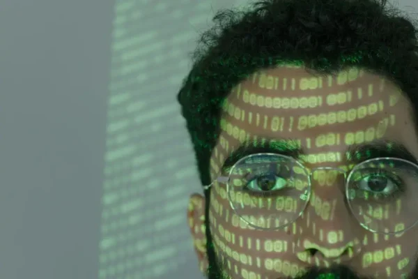 Międzynarodowy Dzień Bez Przemocy: Policja z Rzeszowa ostrzega przed cyberprzemocą z użyciem AI