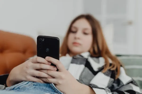 Międzynarodowy Dzień Bez Przemocy: Policja z Rzeszowa ostrzega przed cyberprzemocą z użyciem AI